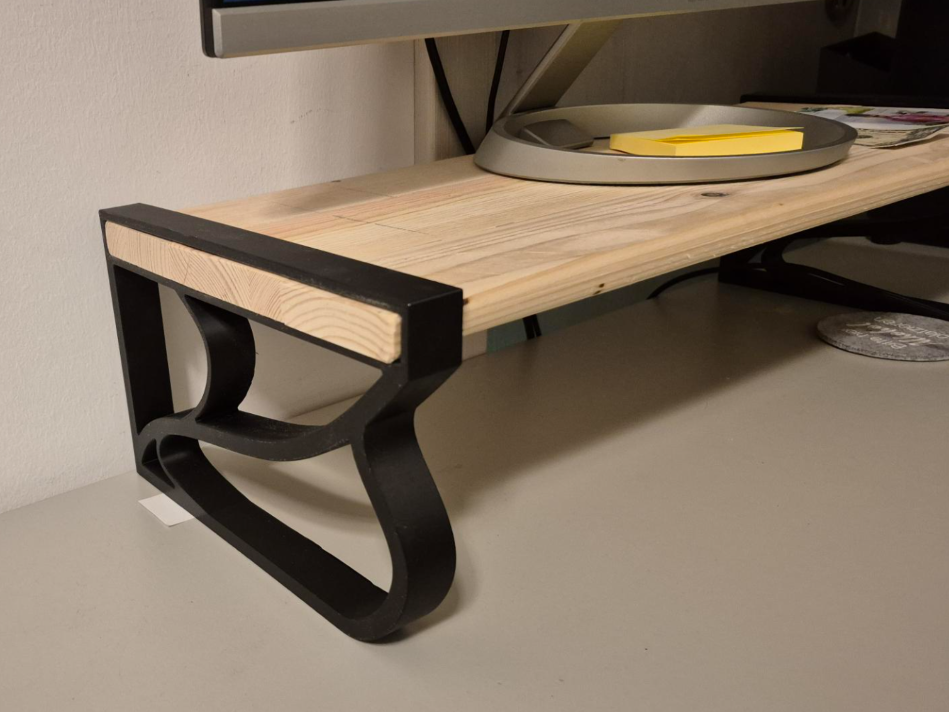 Wood Meets 3D  – The Innovative Monitor Desk