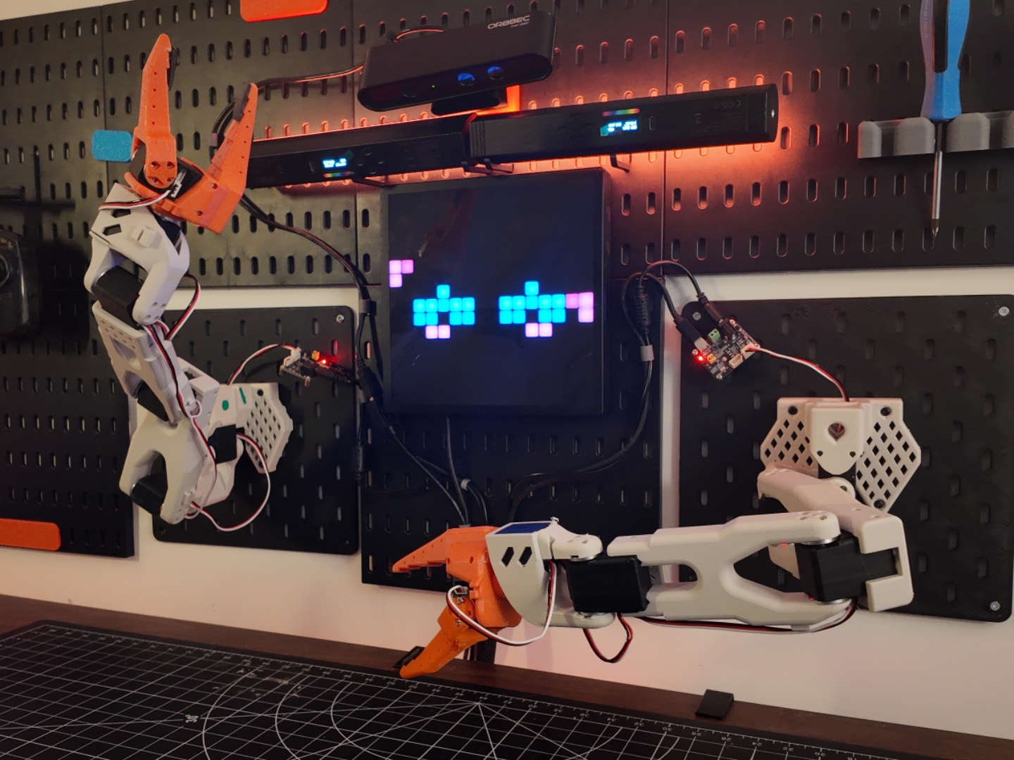 Qubit, The Desk Robot