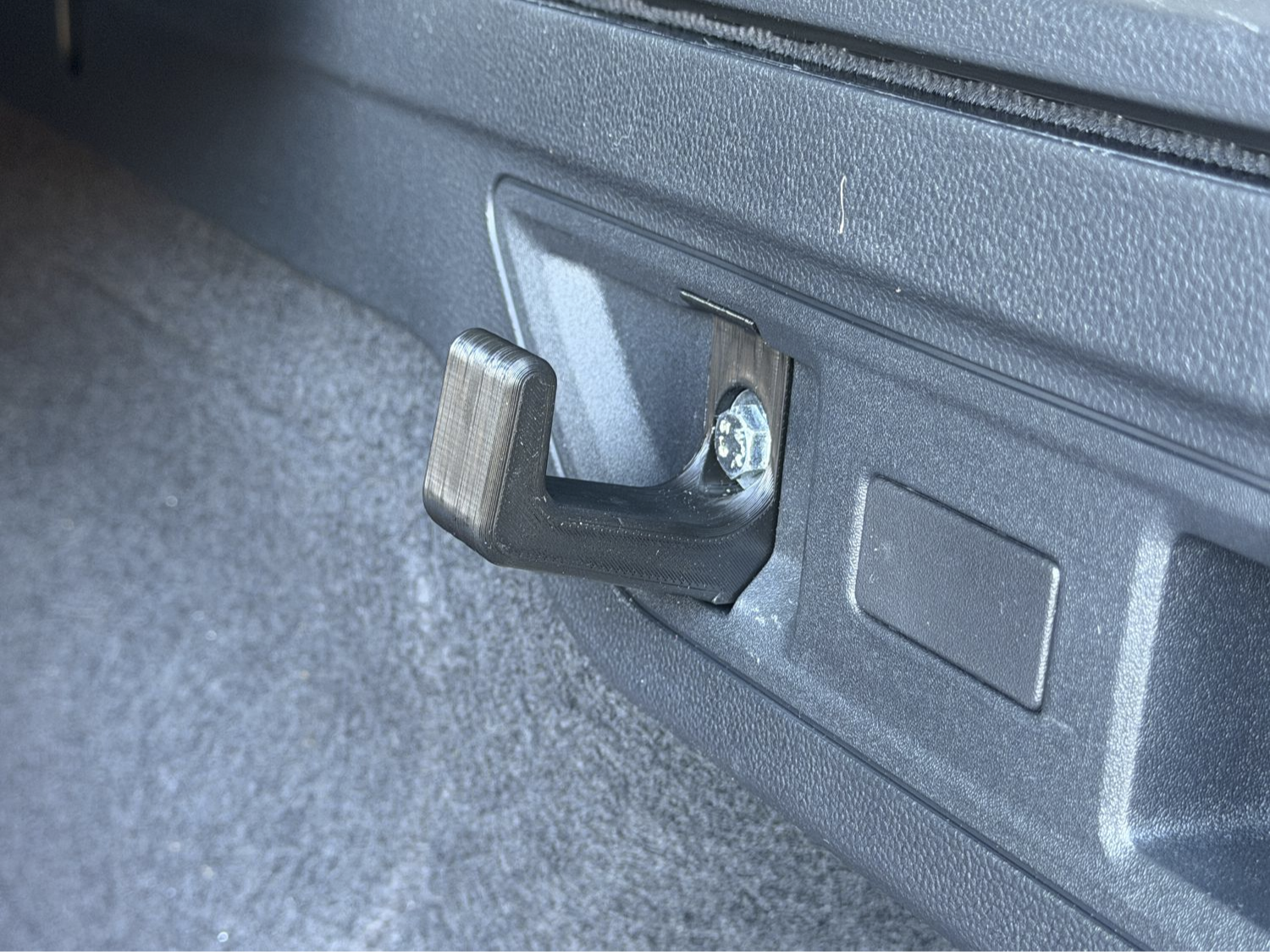 Additional hook for the boot of VW Passat B8 / B9