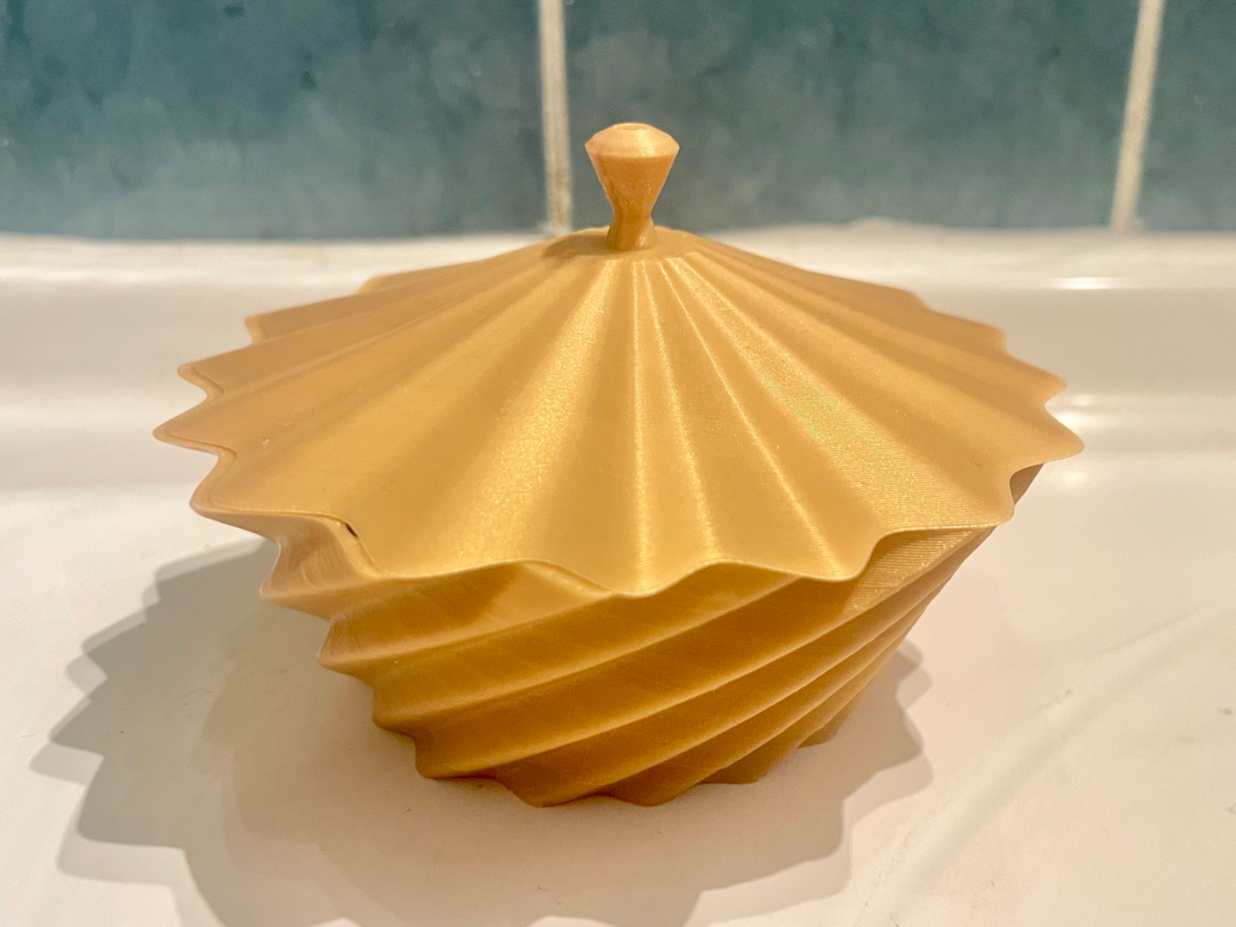 Decorative bowl with lid (Bonbonniere)
