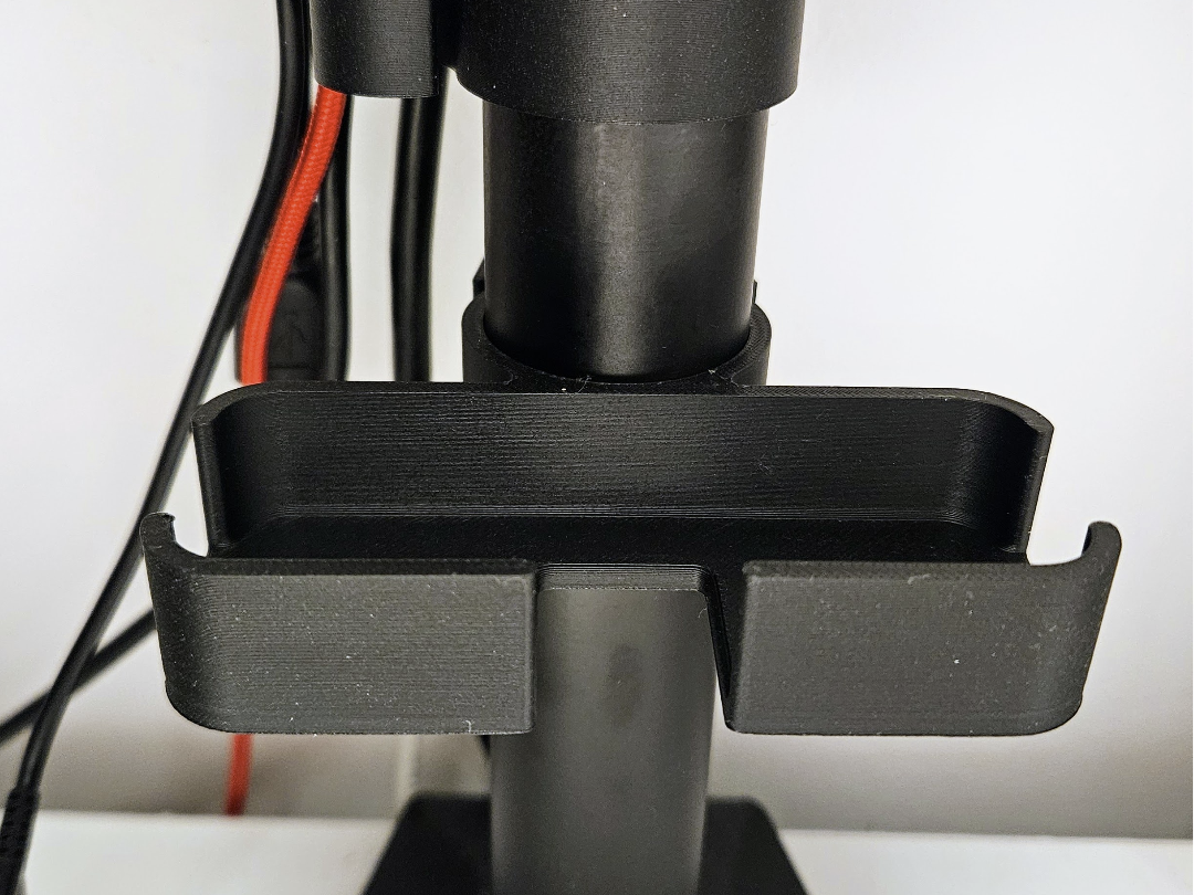 Monitor charging shelf