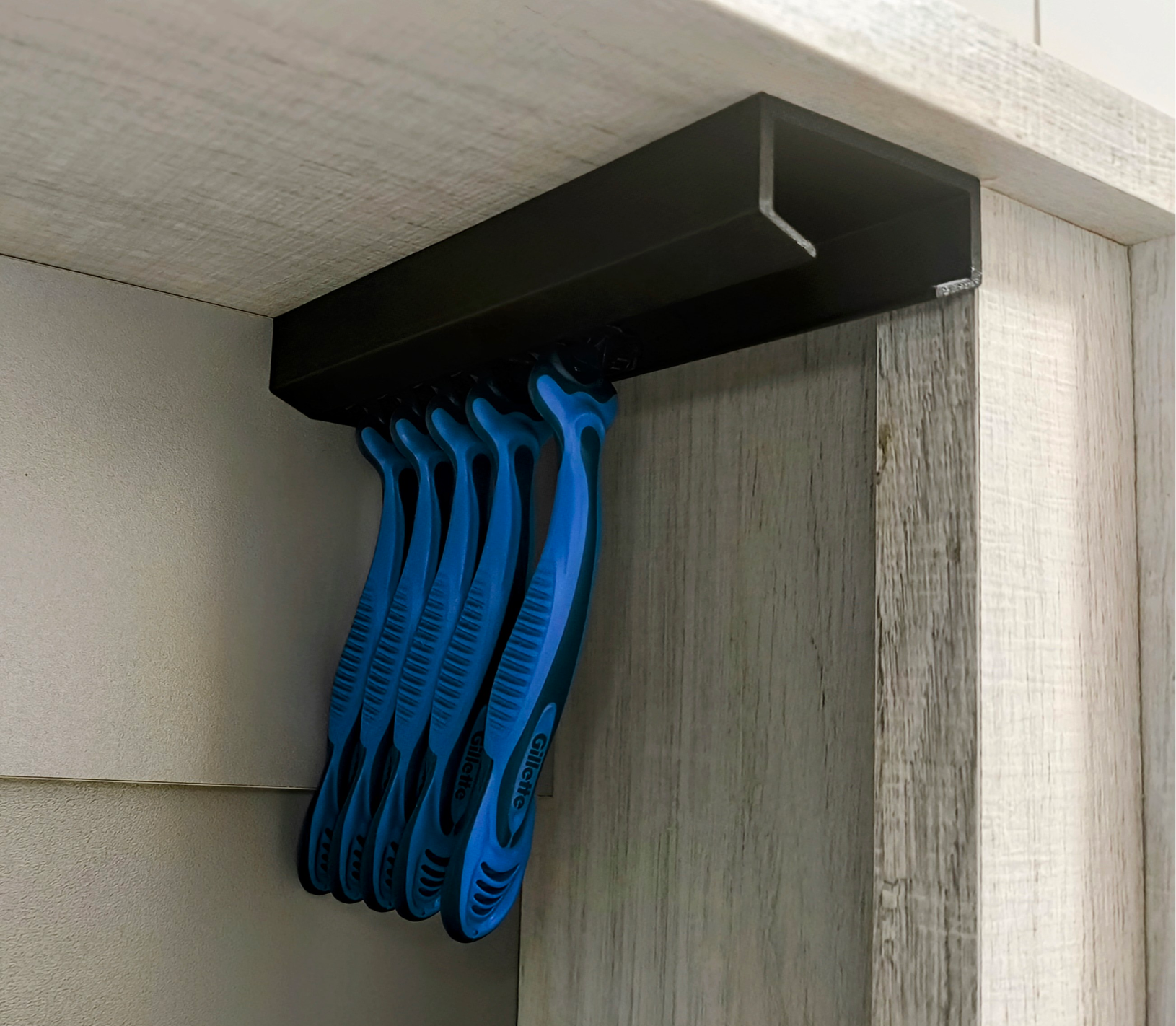 Razors dispenser