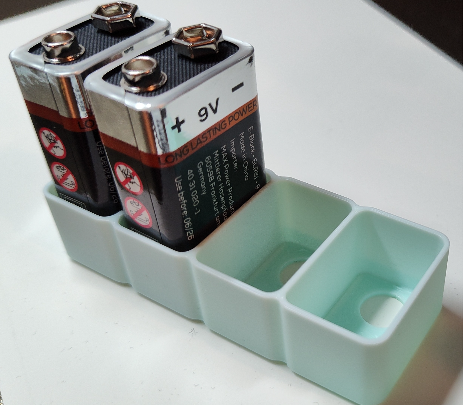 9V Battery Holder (remix to hold 4)