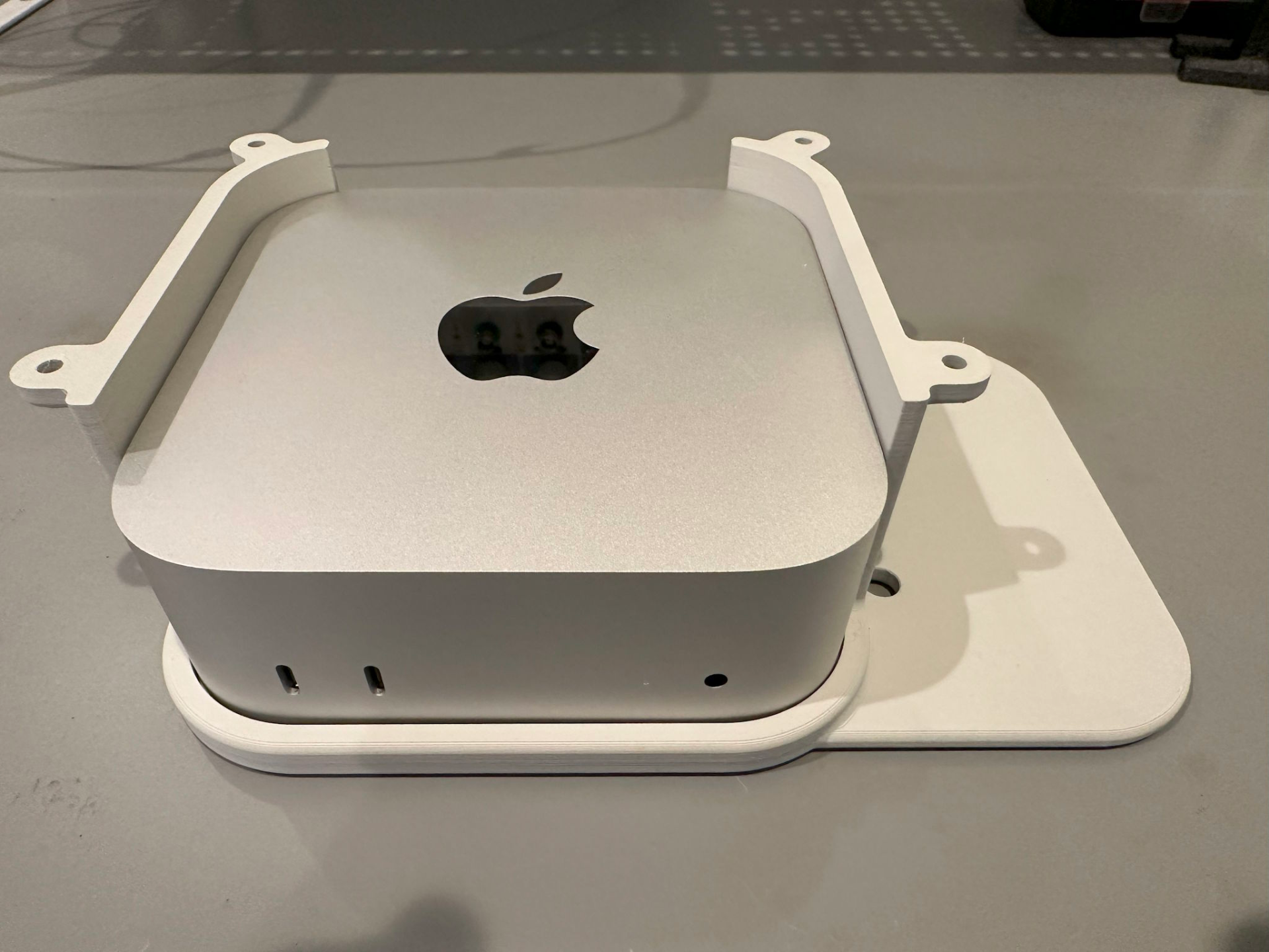Under-desk Mount w/Right Shelf for M4 Mac mini