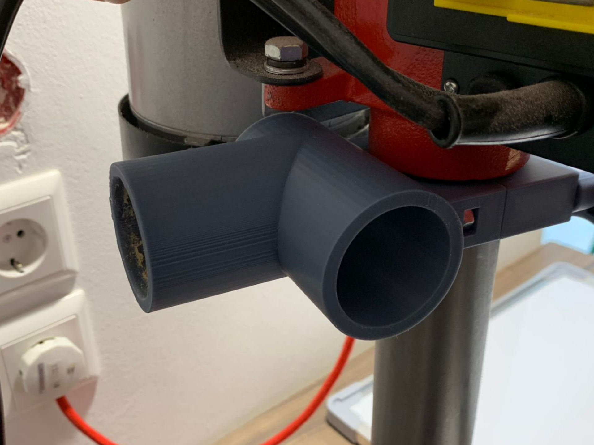 Halter für die Absaugung an der Tischbohrmaschine