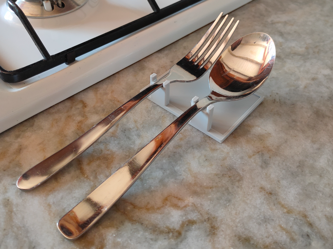 Pratical spoon and fork holder while cooking