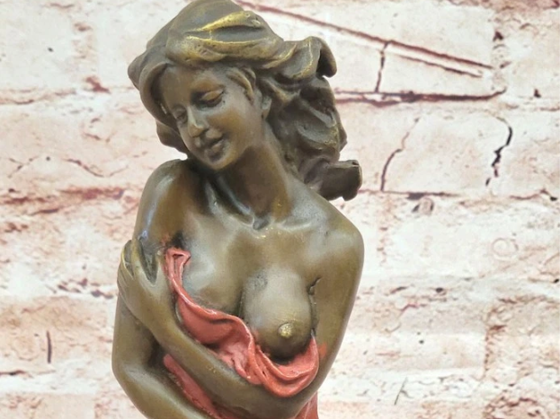 Pin-Up woman Sculpture