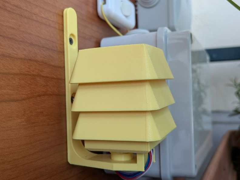Stevenson Screen with magnetic holder