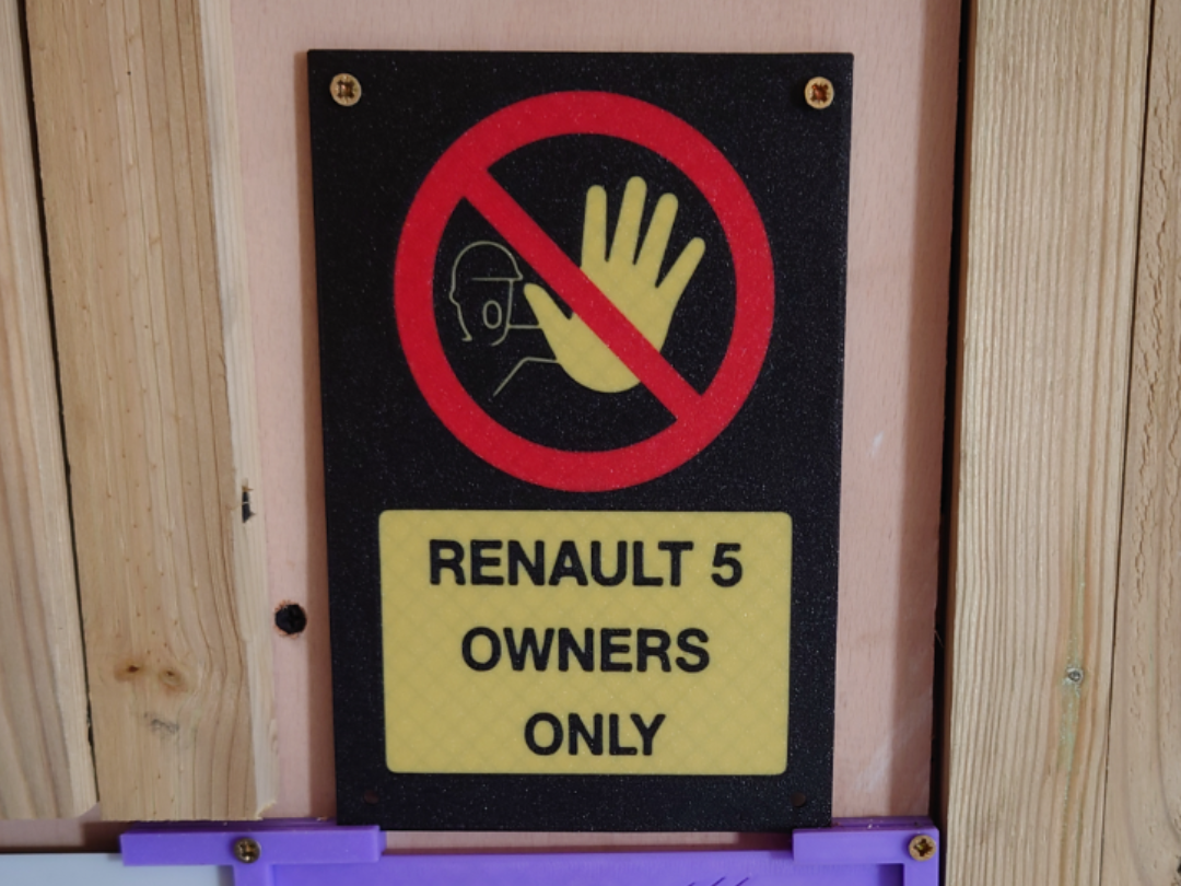 Renault 5 owners sign
