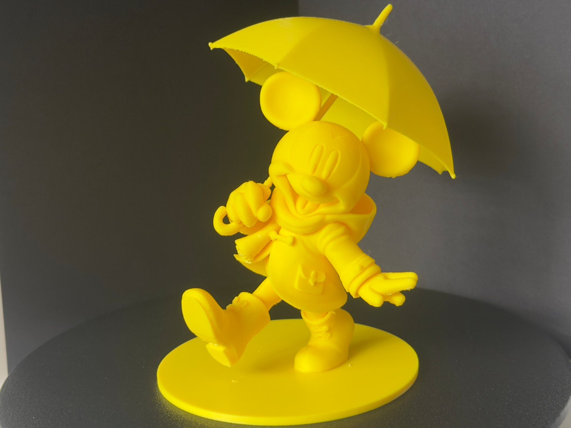 Mickey mit Schirm
