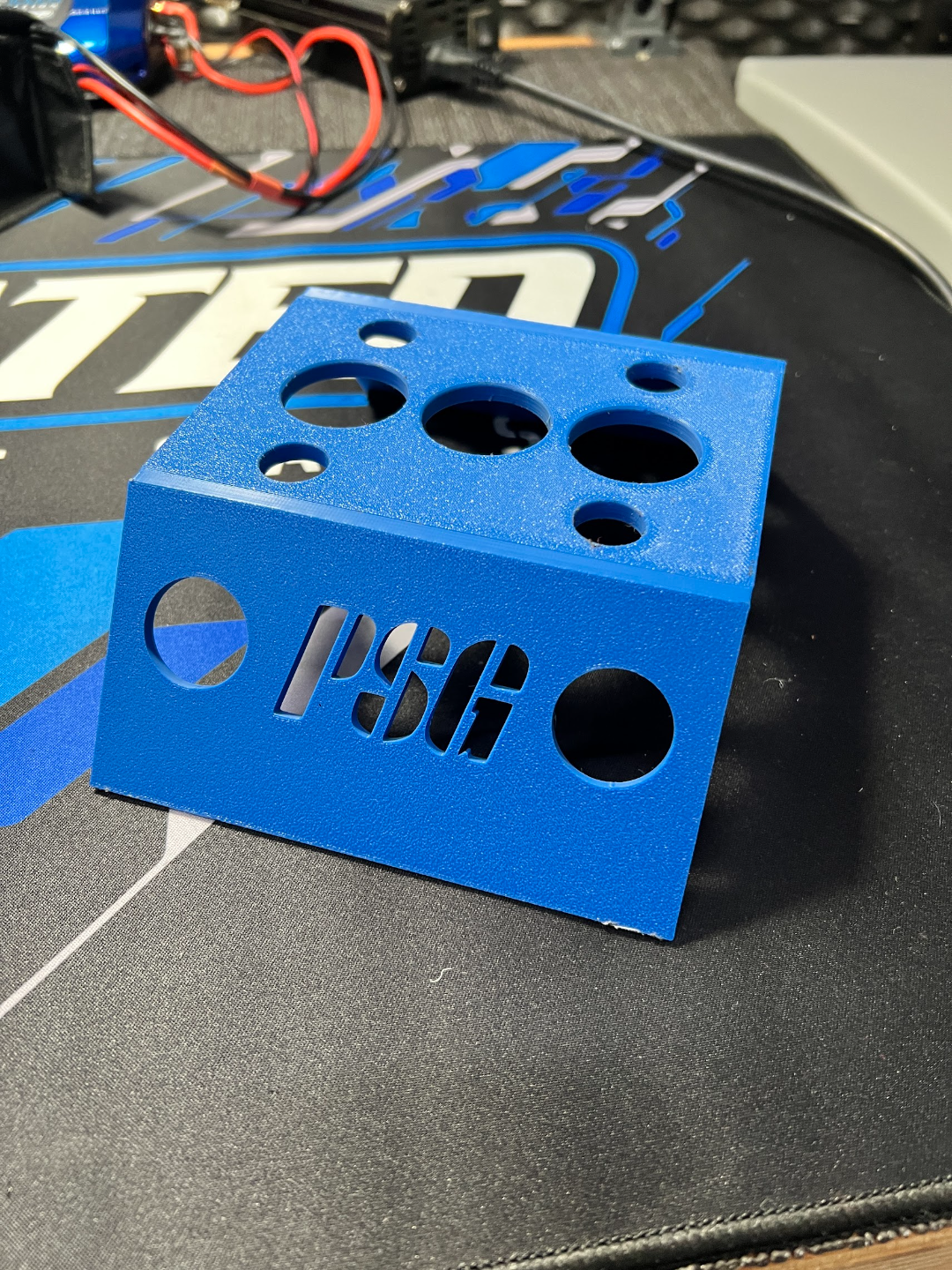 stand for lifting RC model car from table (buggy)
