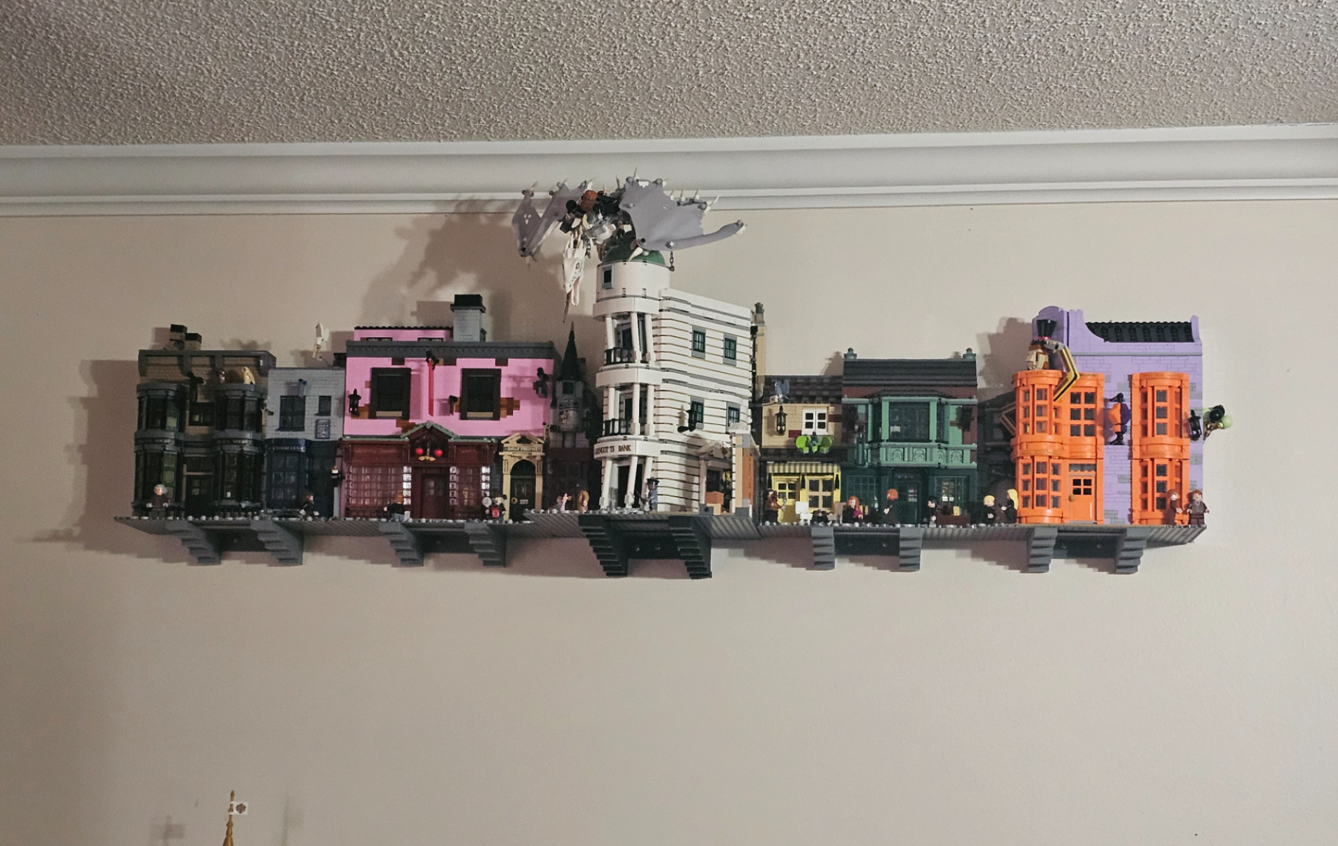 Wall mount for Diagon Alley brick set