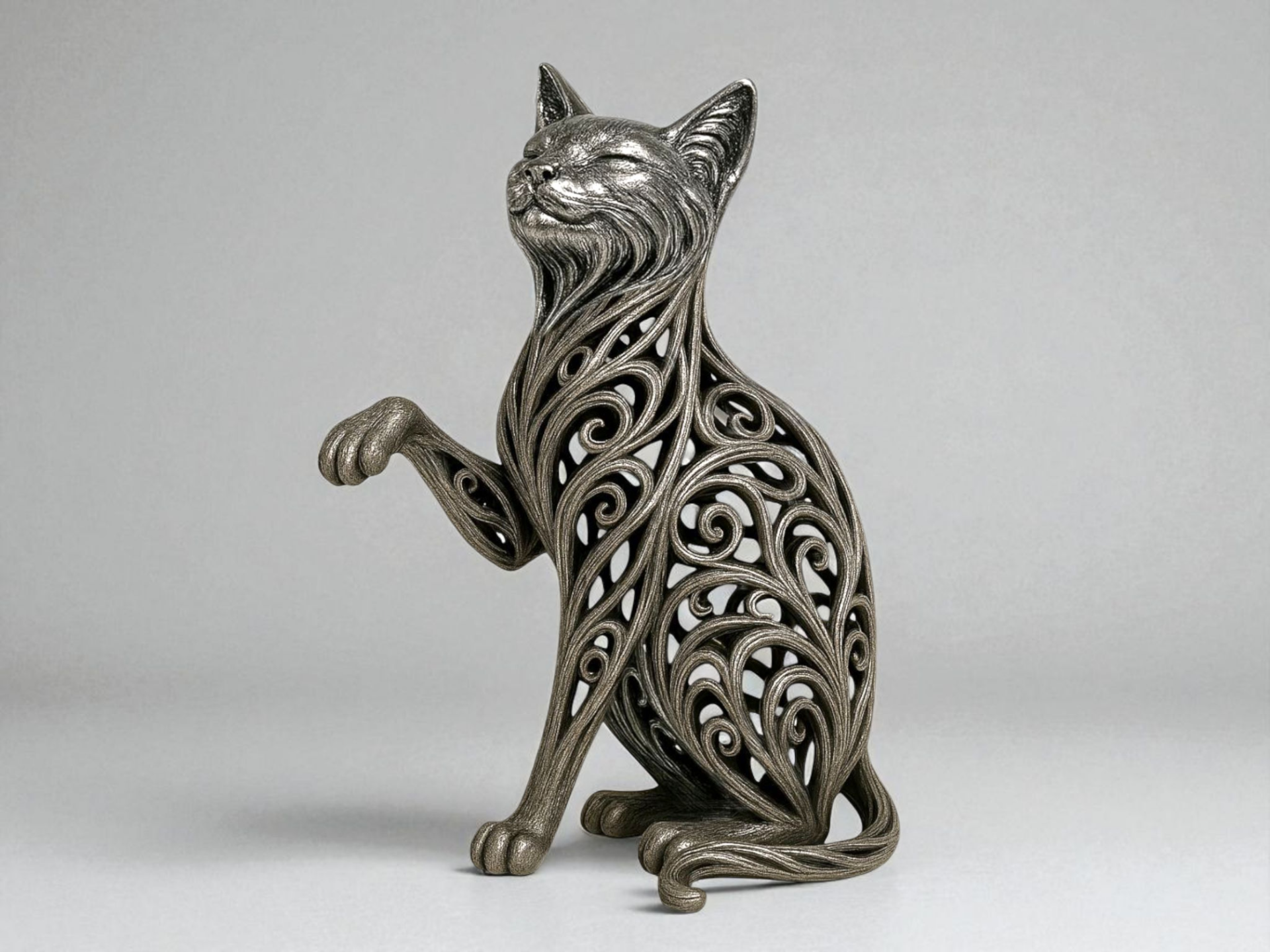 Elegante escultura de gato dando la pata