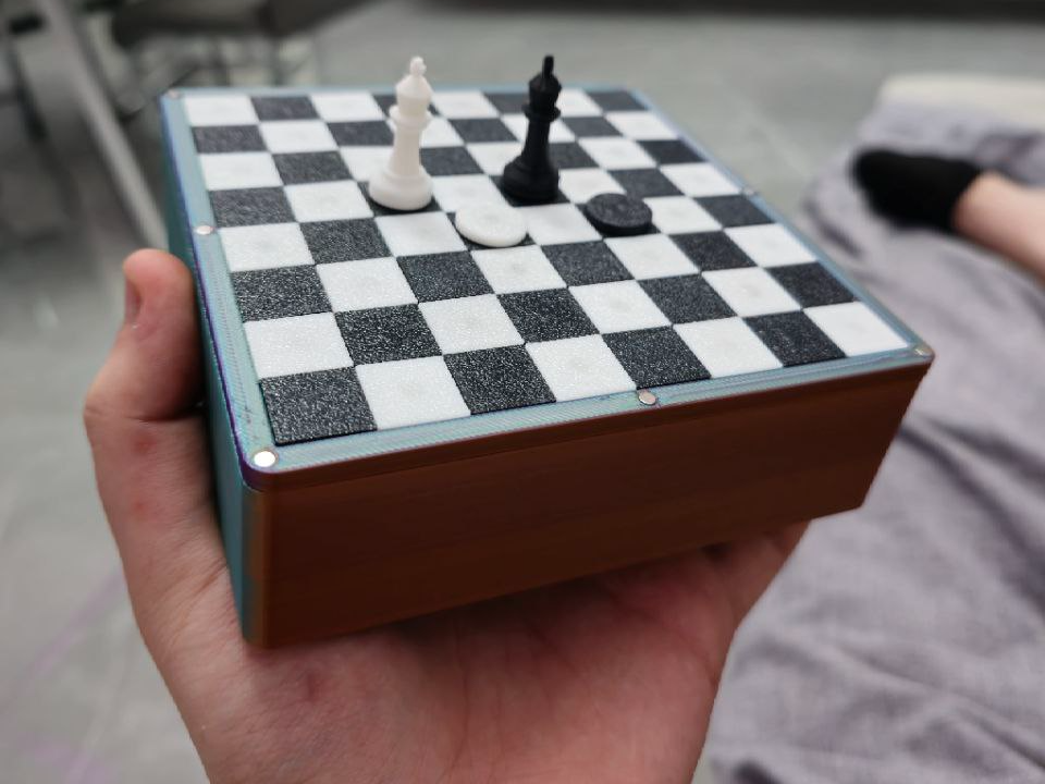 Compact magnetic chessboard