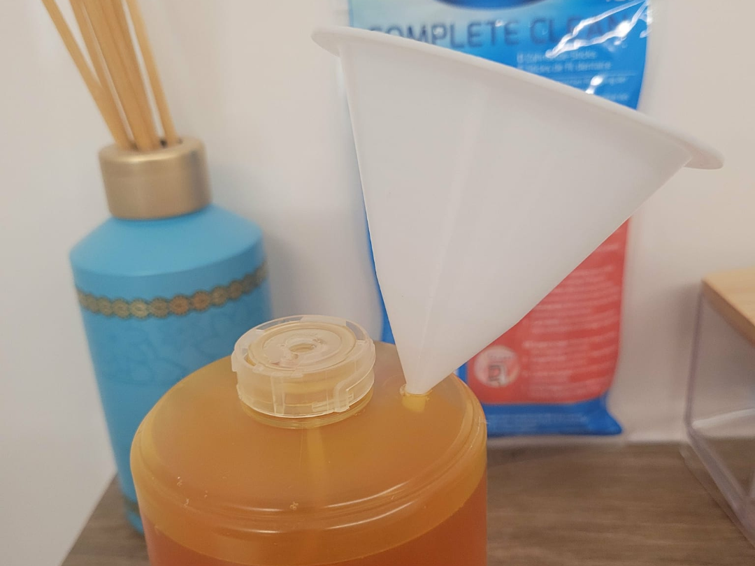 Funnel with thin tube / 4.6mm for small holes