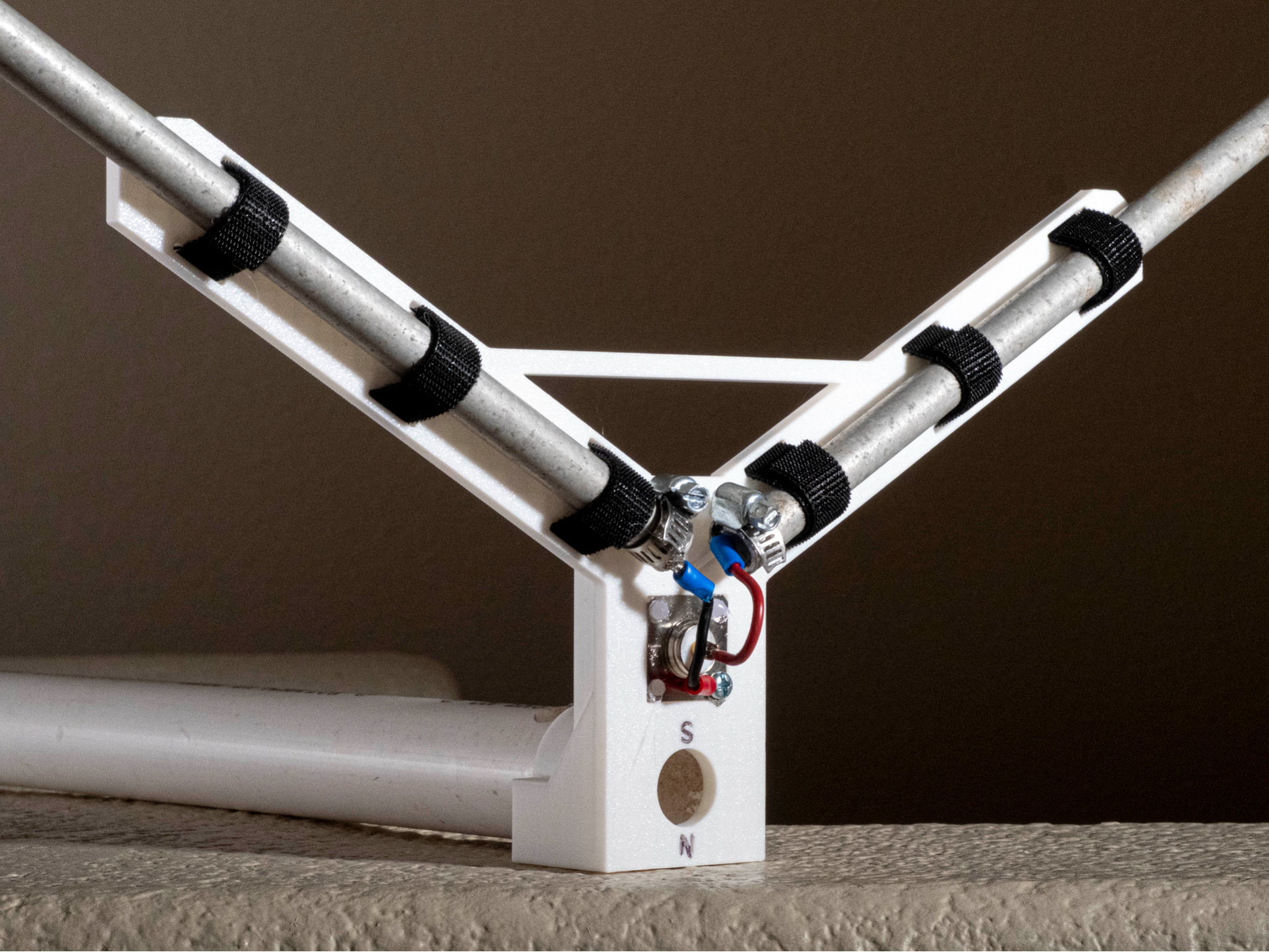 K6GQP 137MHz V-dipole chassis for polar satellites
