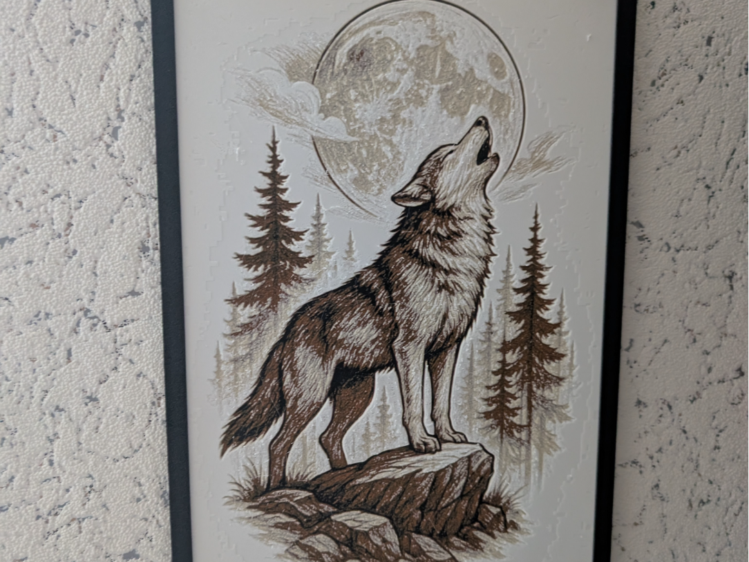 Hueforge Heulender Wolf auf Felsen