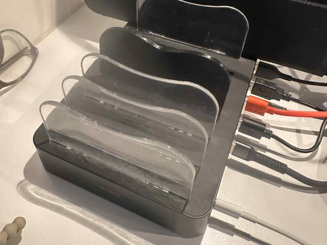Divider Charging dock (Deltaco etc.)
