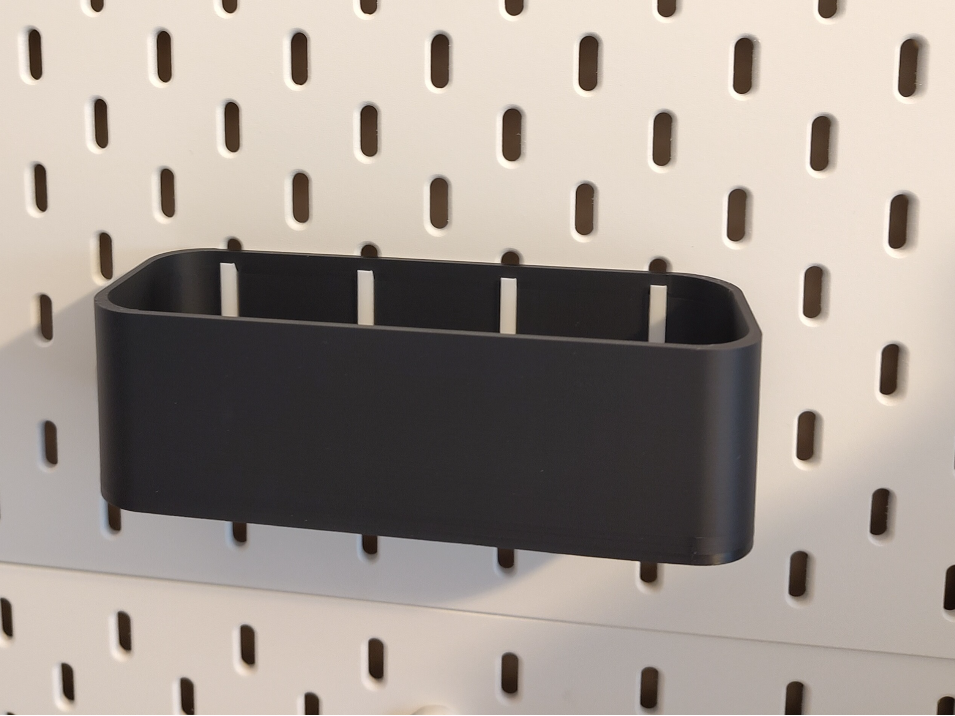 Skadis tray with universal peg