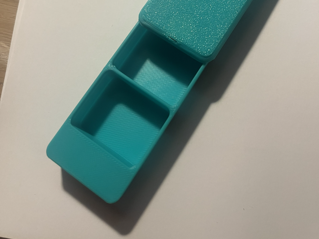 medicin box with embeddet magnets