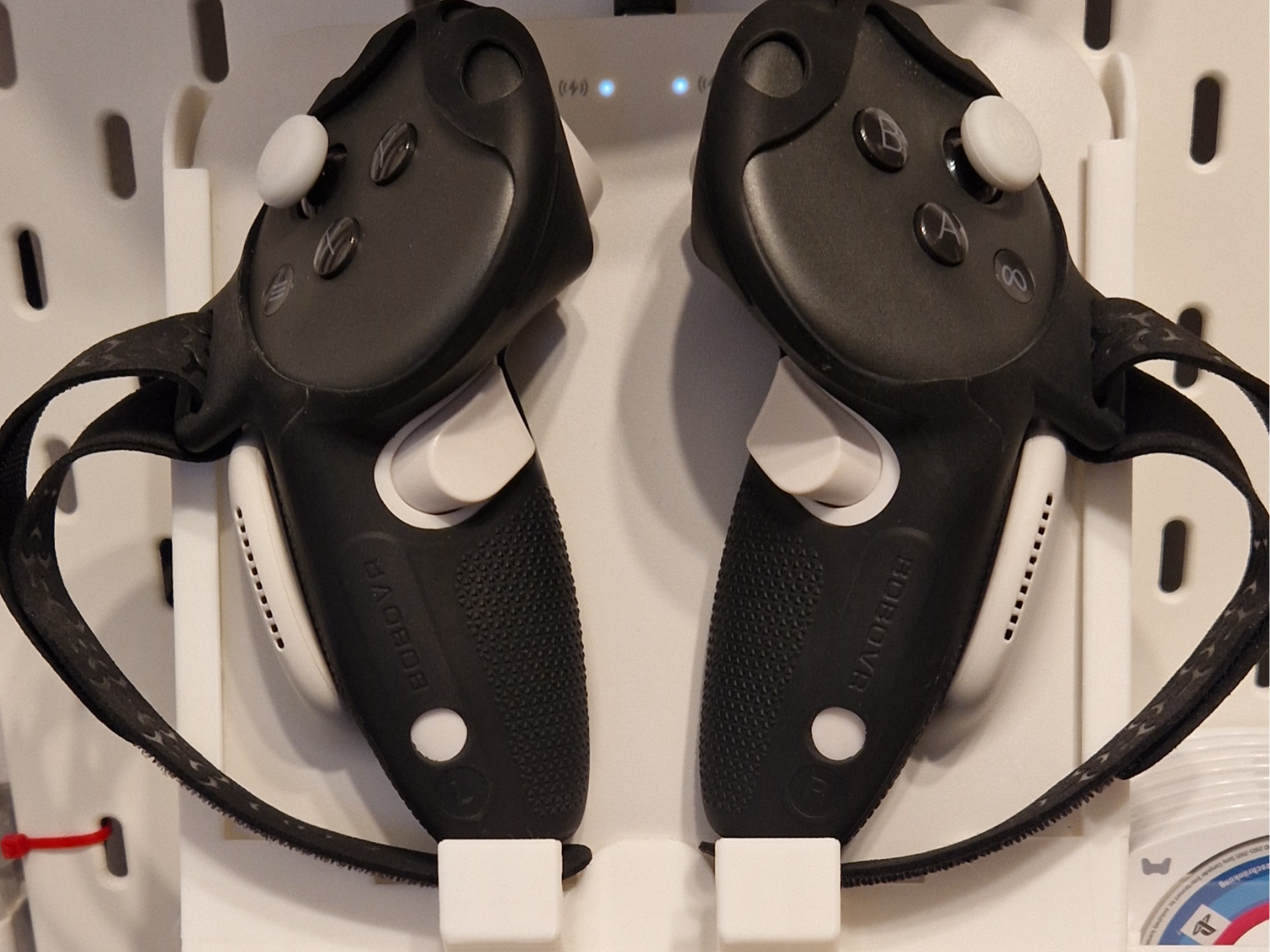 BoboVR Quest 3 controller charger skadis mount