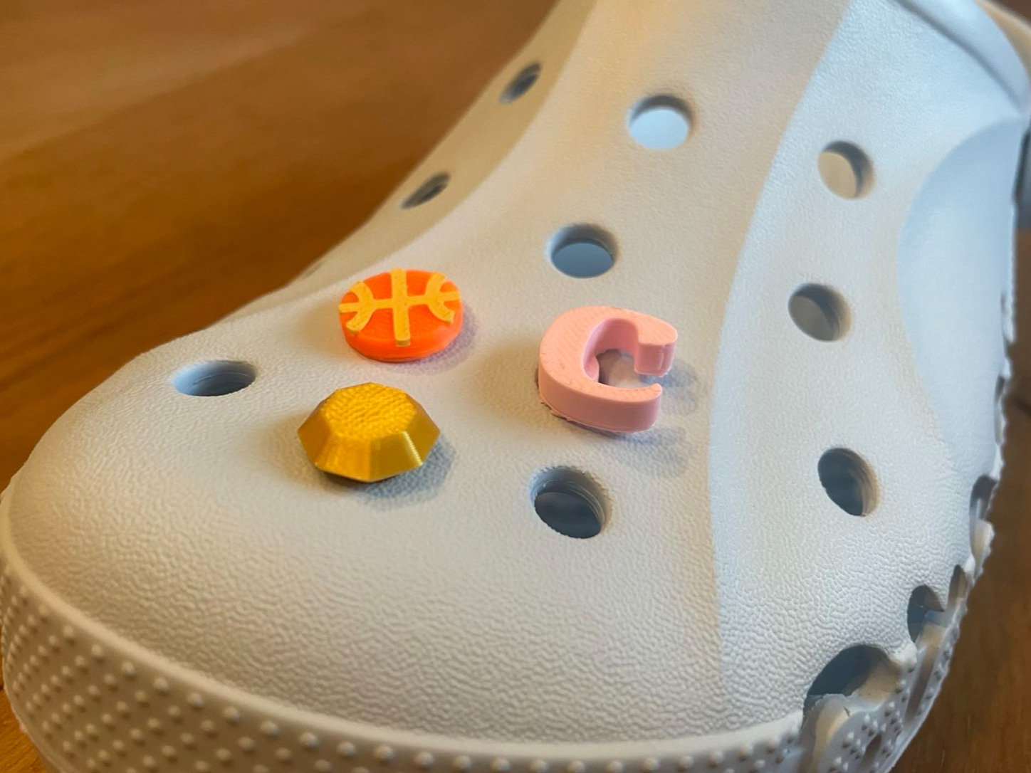 Croc pins :  basketball - letter c - diamond