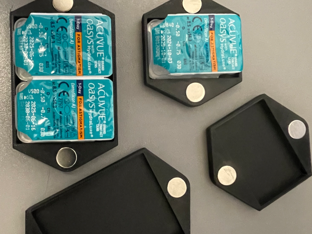 Box / case for daily contact lenses - magnetic