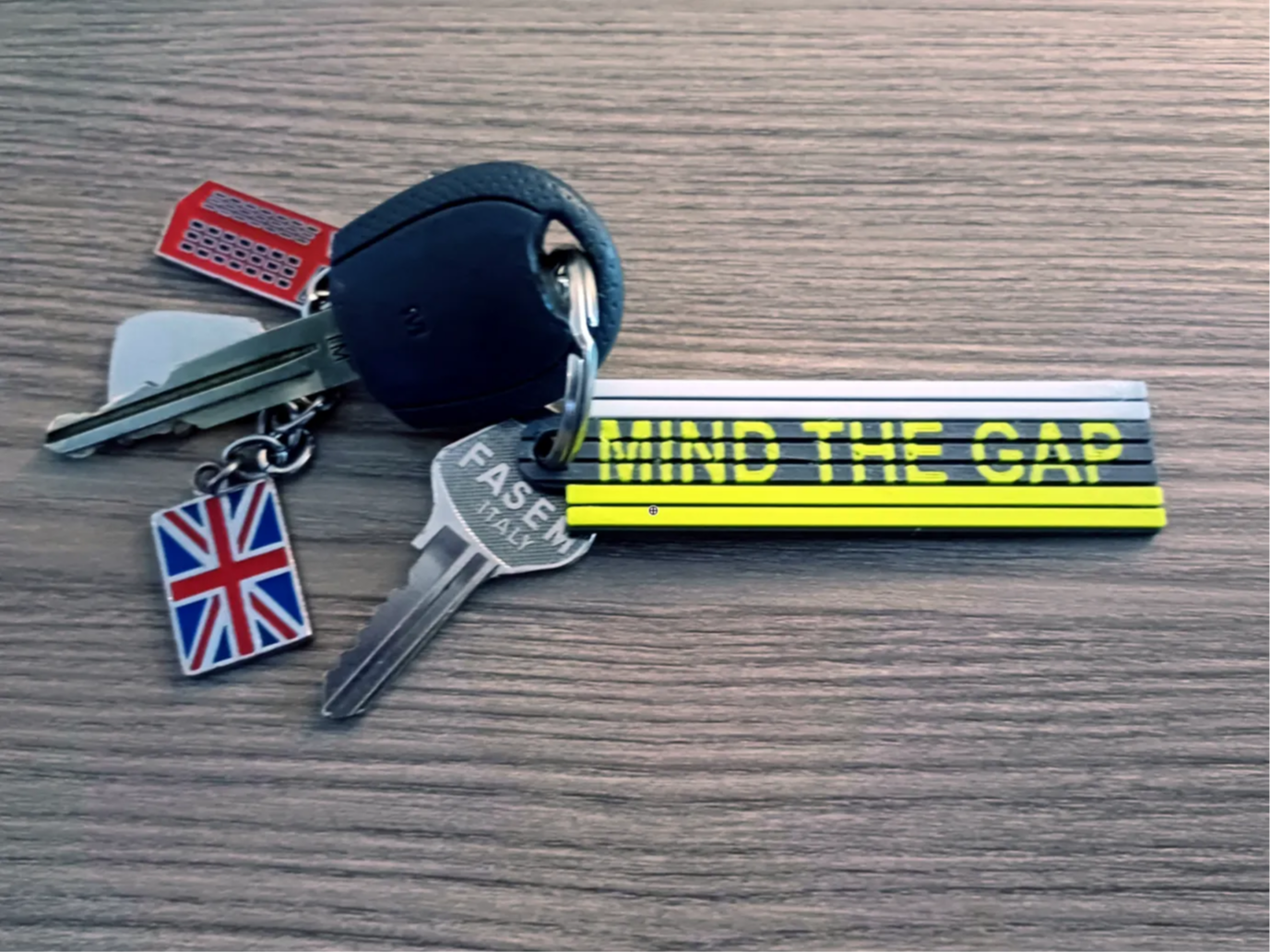 MIND THE GAP  Keyring