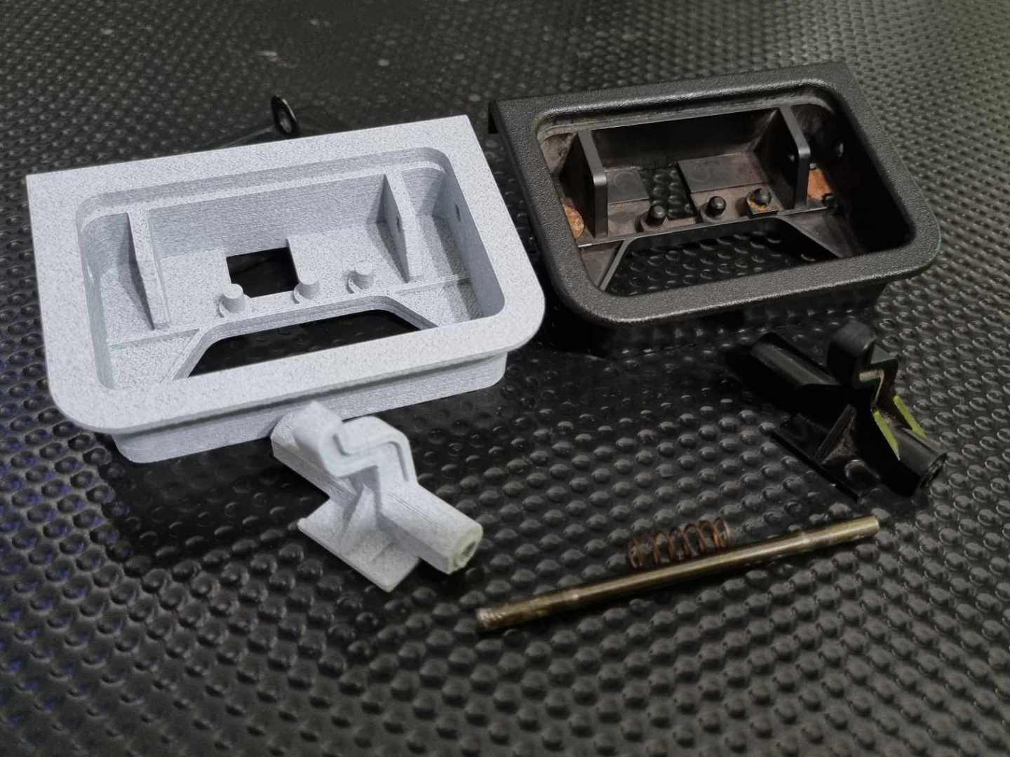 BMW M5 E34 rear seats / tunnel mechanism