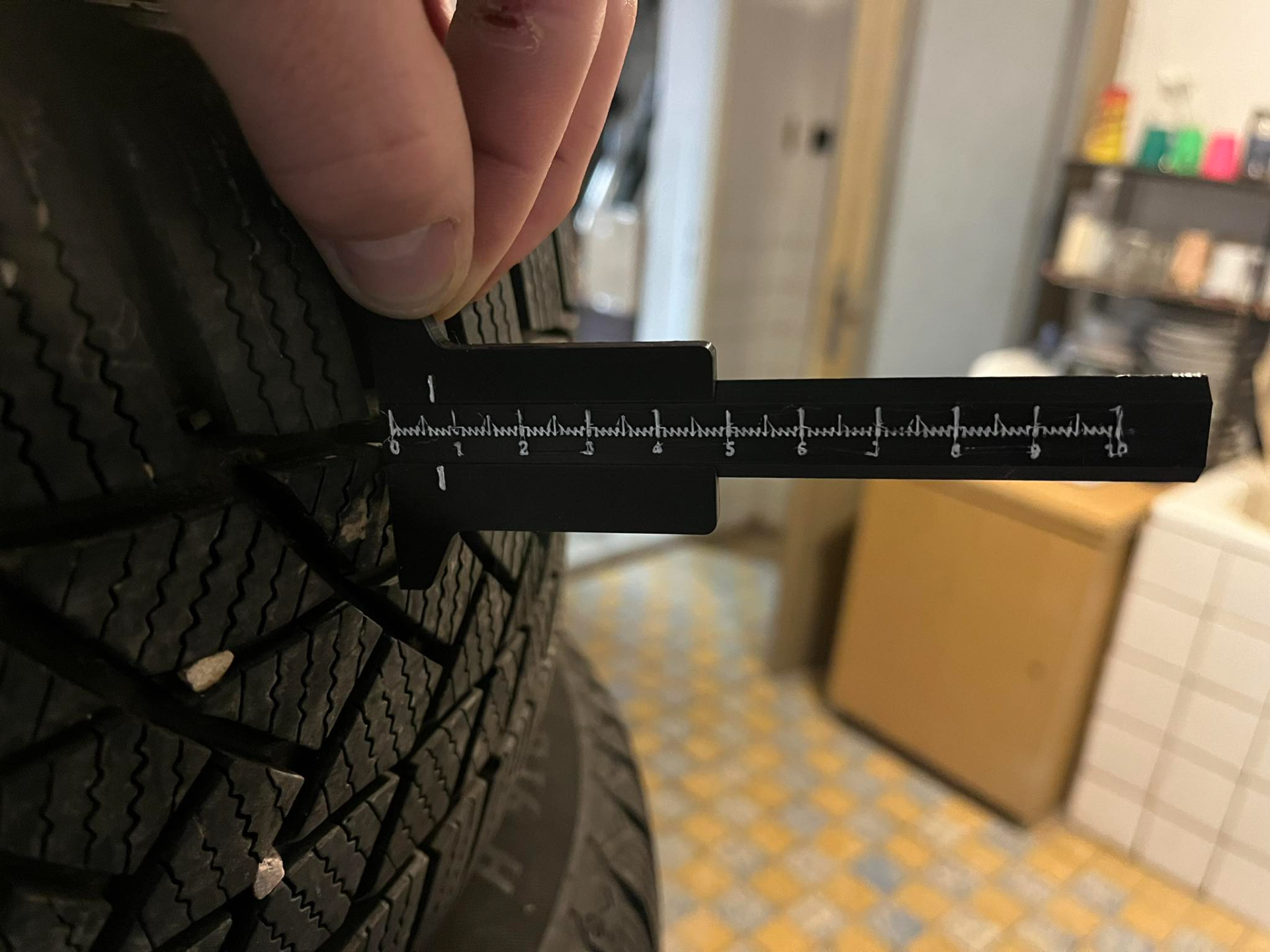 Depth gauge, tire tread gauge