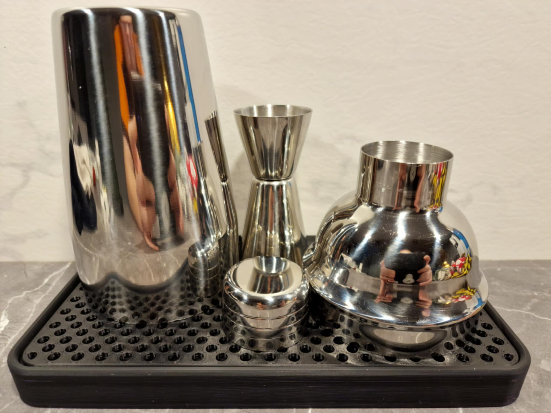Drip tray for home bar