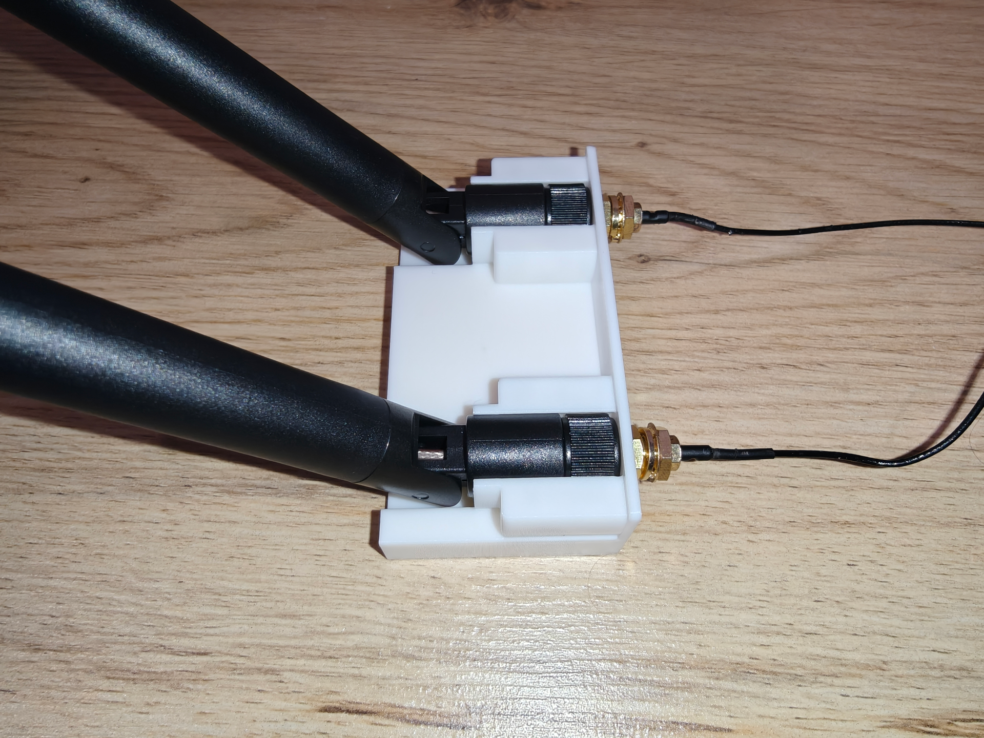Dual WiFi Antenna - Stable Desk Stand