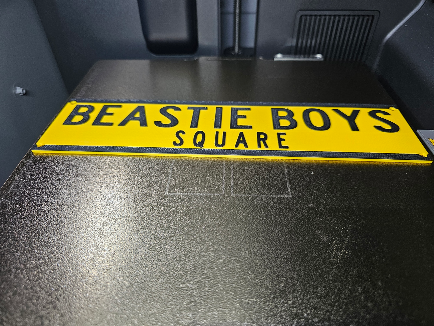 Beastie Boys Fan Schild – Gelbes Street Sign