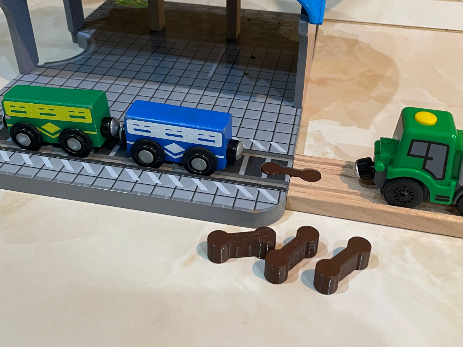 Connecting element of train tracks