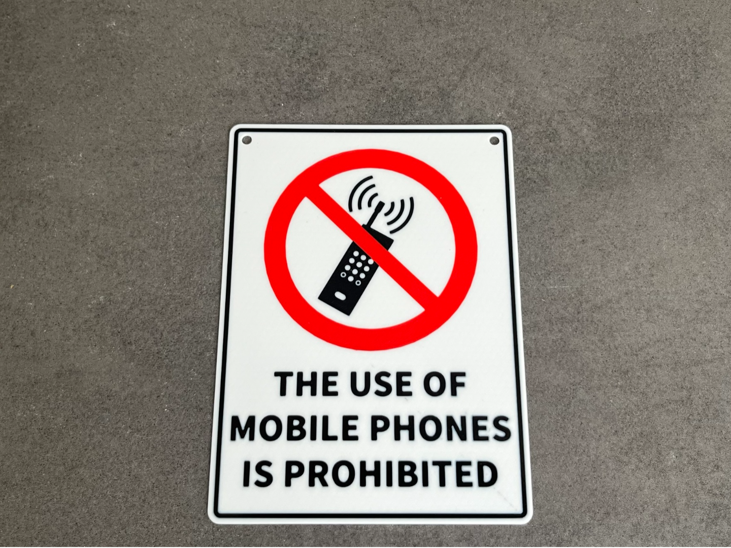 Schild "The Use of Mobile Phones is Prohibited"