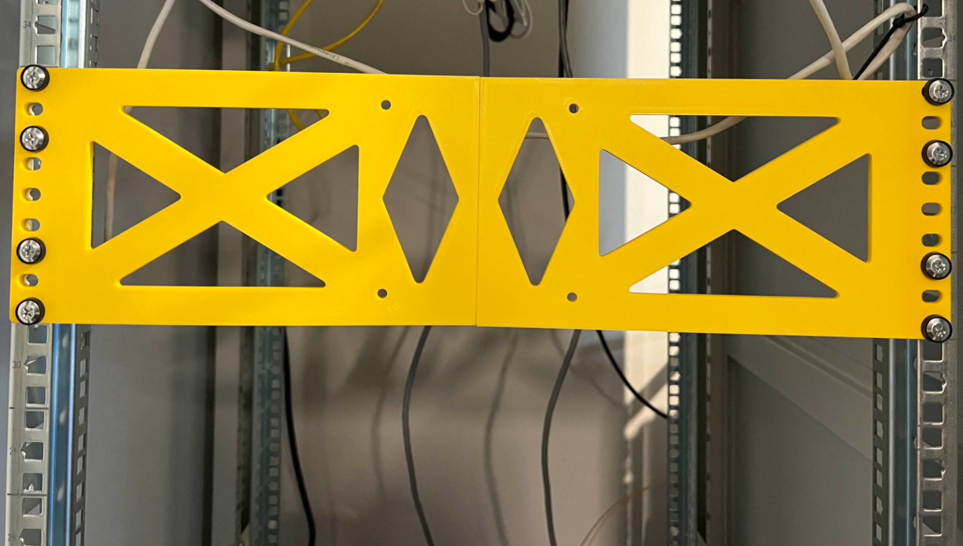 3U 19" Server rack VESA 100 monitor mount