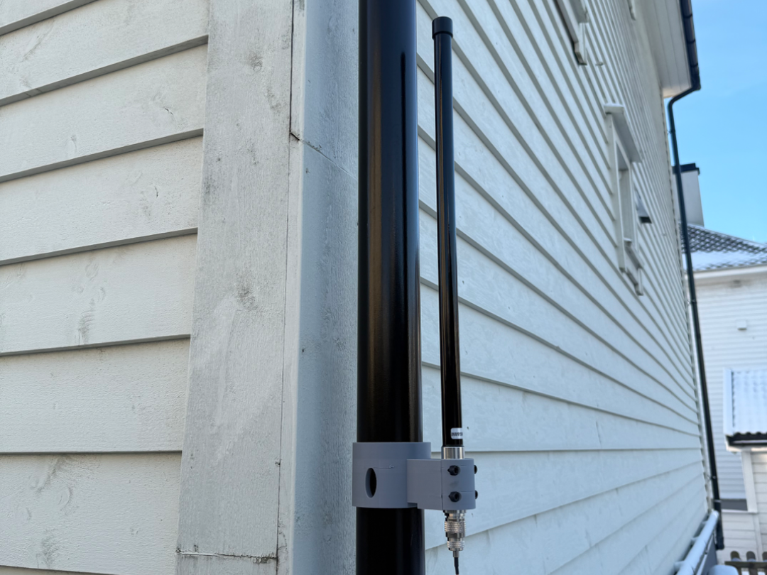 Mount for Omnidirectional Fiberglass antenna