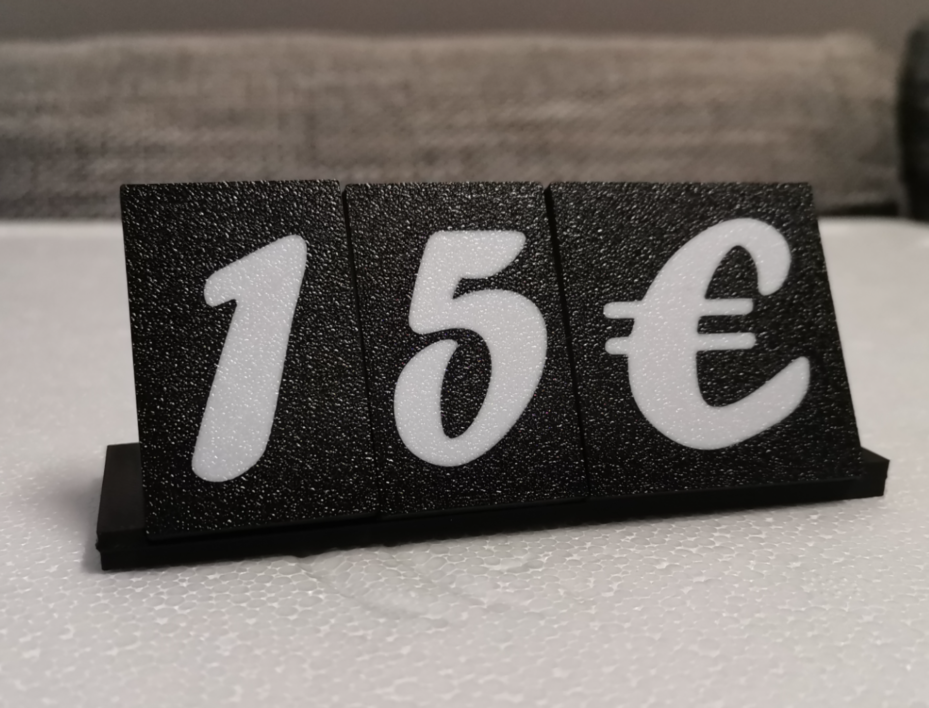 Fully customizable price tag for multicolor