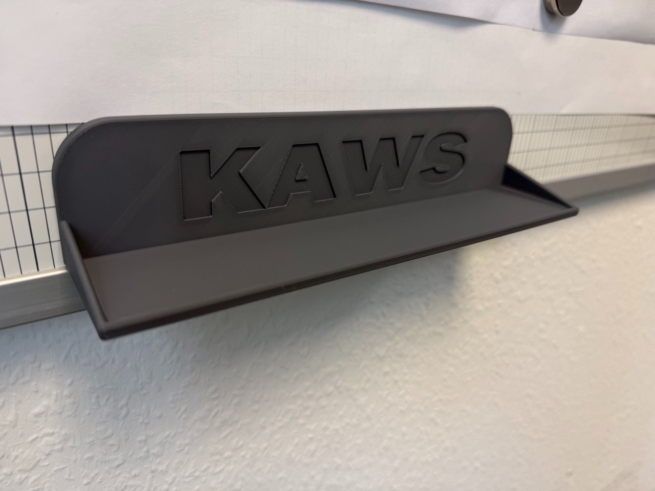 KAWS Regal mit Magnette