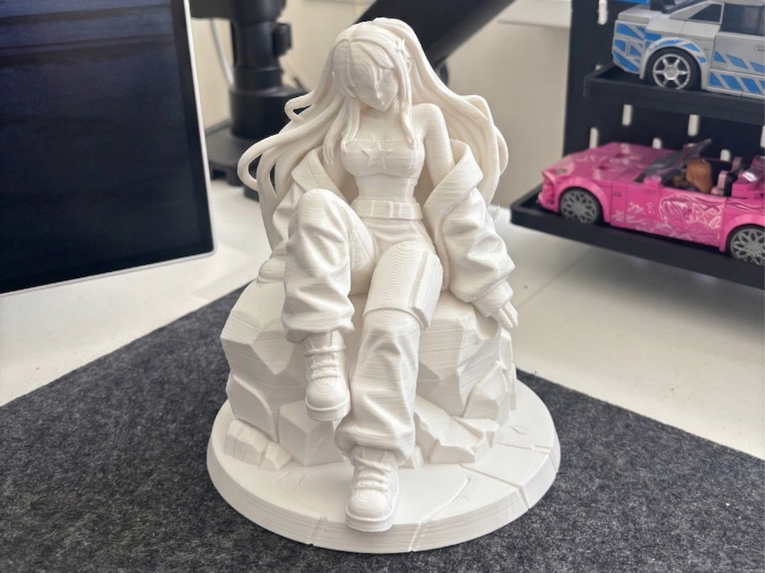 Street Queen - Relaxed Urban Fashion Statue