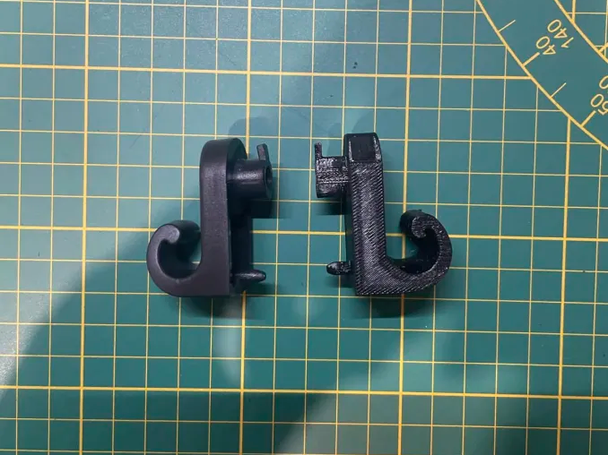 Toyota Avensis T25 boot hook