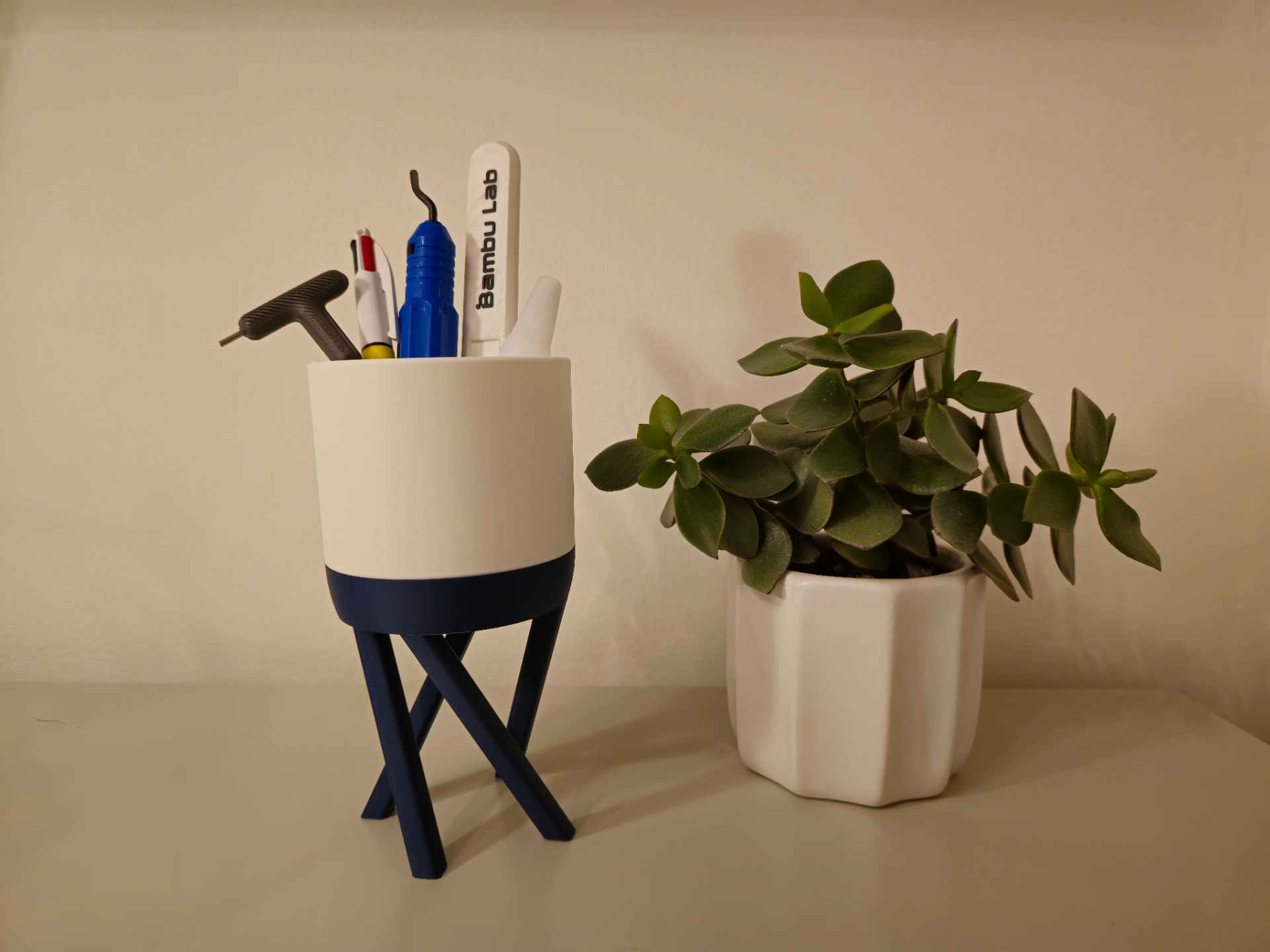 Corcelain Twisted Leg Stand
