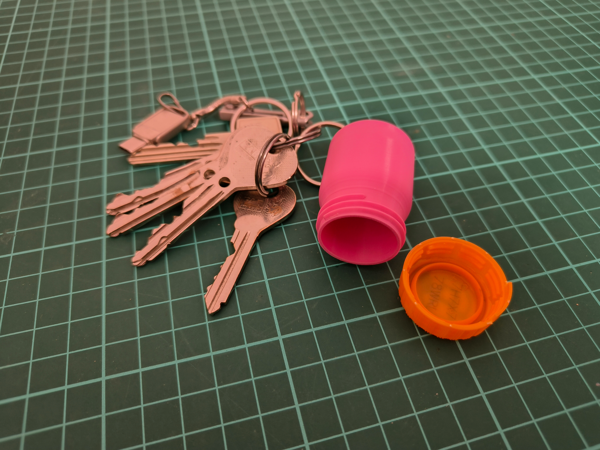 Keychain for pills and others. / Klíčenka na prášky a ostatní.