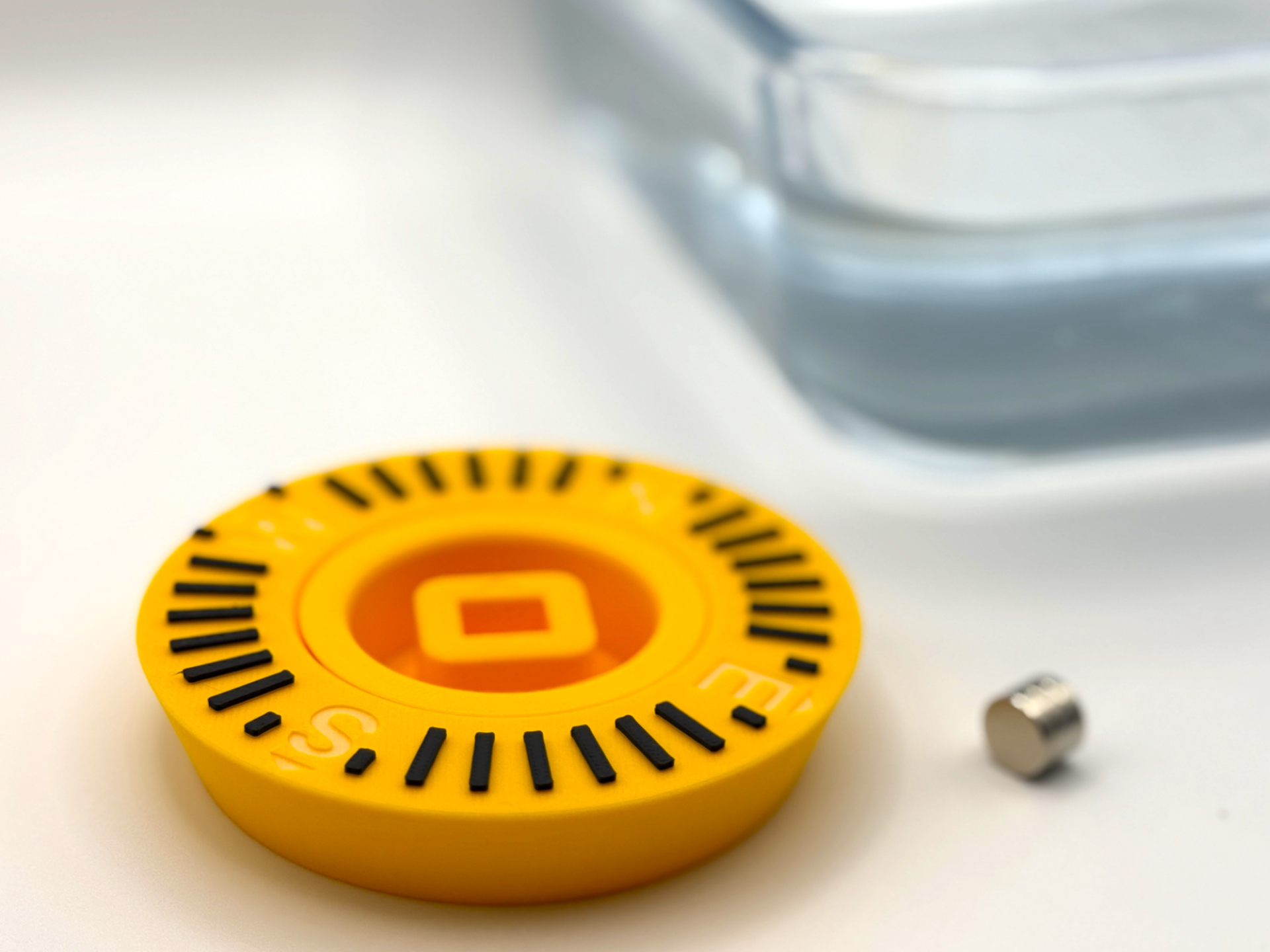 Floating Magnetic Compass - Spinning Outer Ring