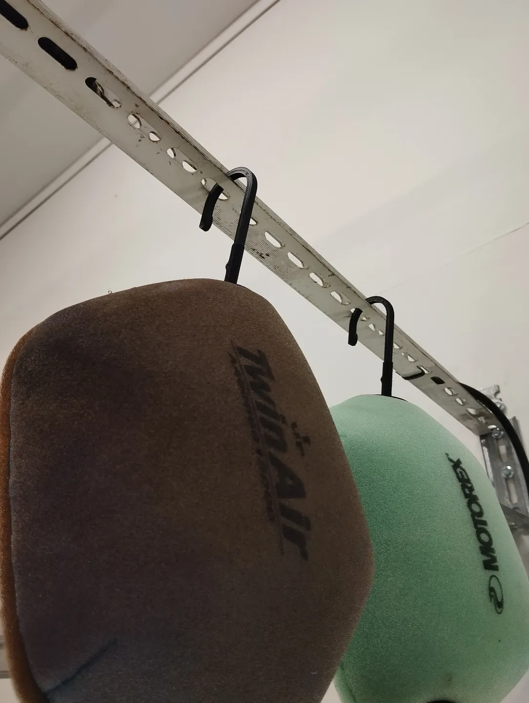Airfilter hook