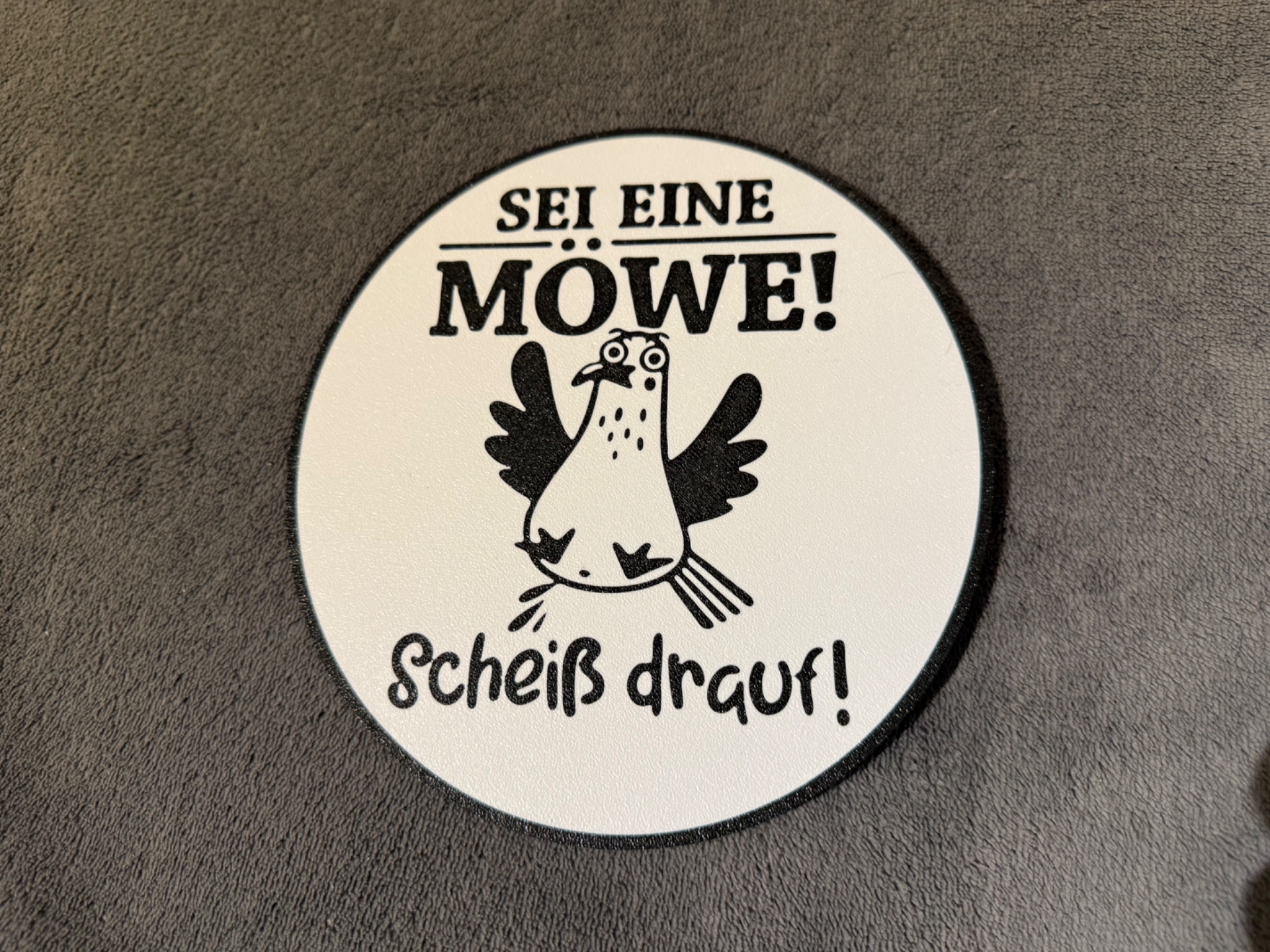 Schild, Sei eine Möwe scheiß drauf!