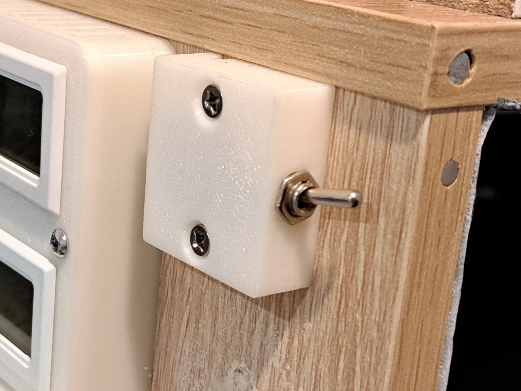 A case for toggle switch SPDT - horizontal mount