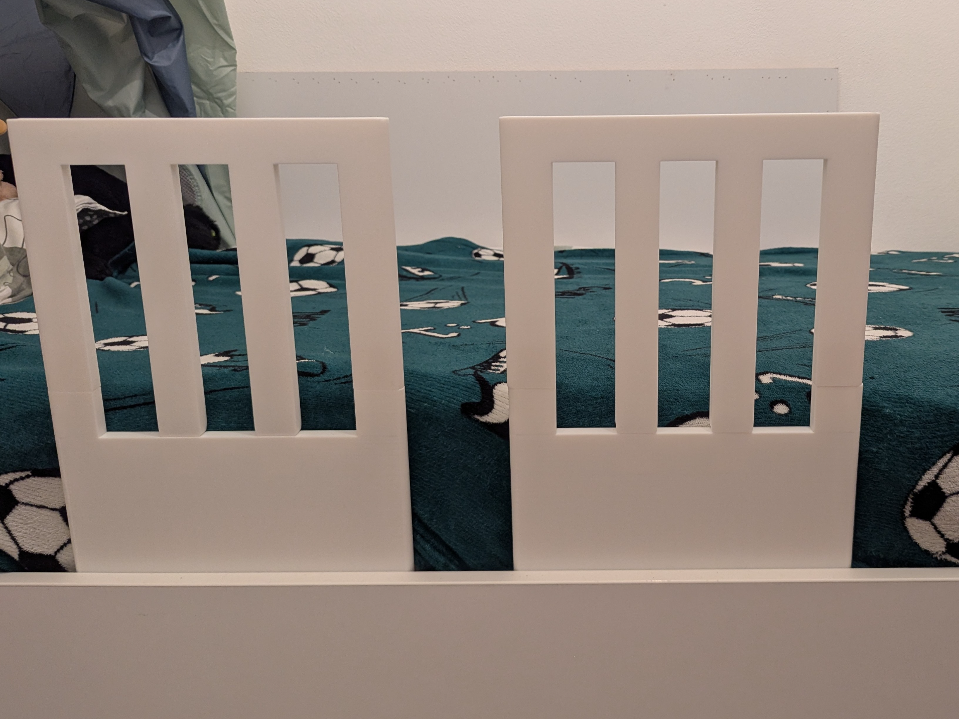 Safeguard rail for kids bed