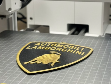 Anhänger mit ikonischen Lamborghini Logo