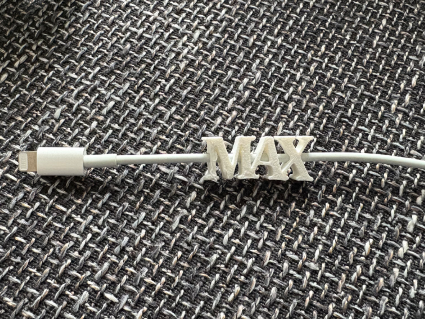 Charching cable name tag "Max"